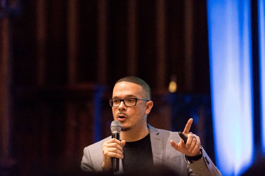 Black Lives Matter activist and New York Daily News justice writer Shaun King delivers remarks on racism and police brutality at Gomes Chapel on Oct. 11, 2016. (Josh Kuckens/Bates College)