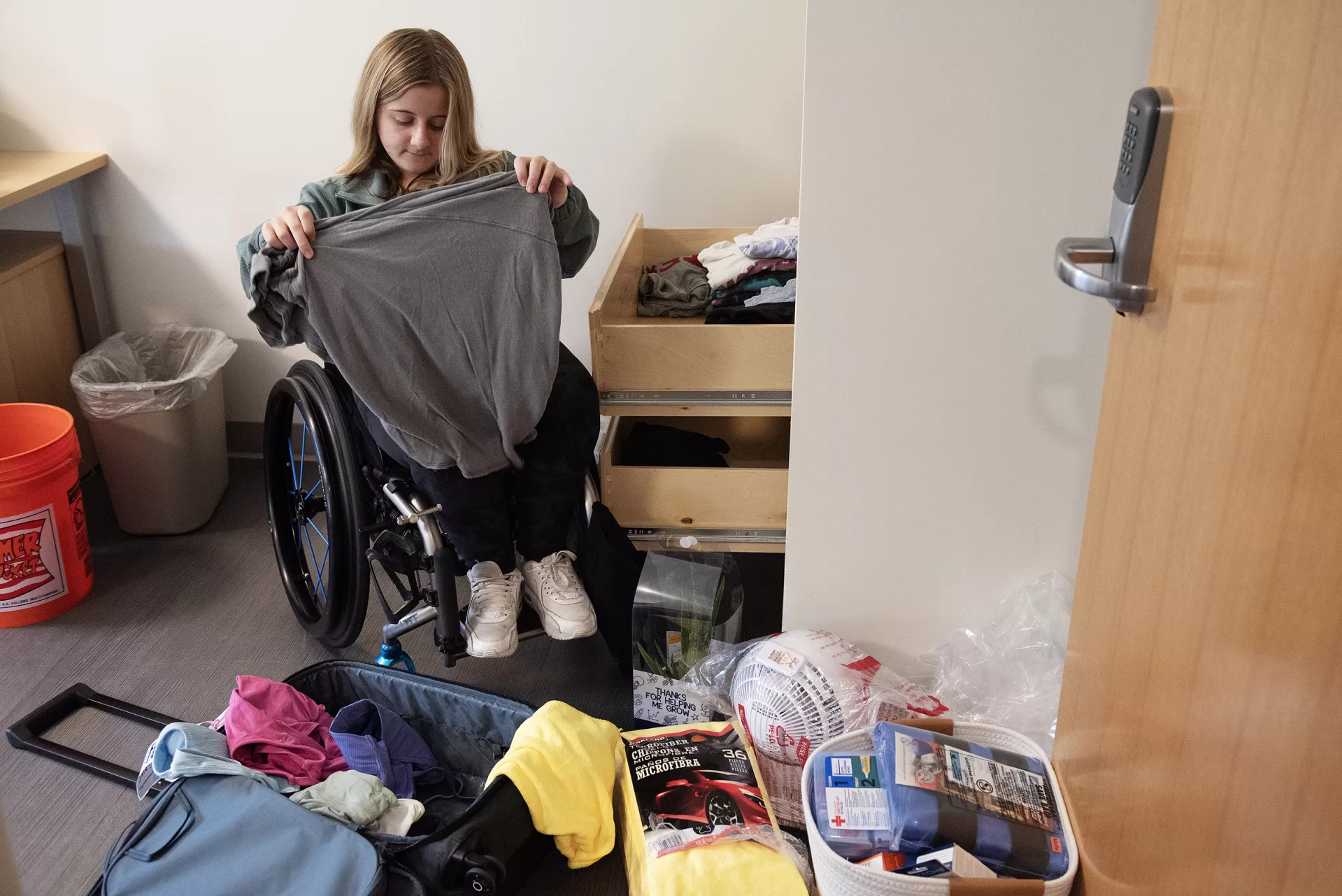 First-year Holly Sullivan of Raleigh, NC, unpacks and gets settled into her dorm room at Chu Hall during Bates’ Opening Day on August 29, 2024.