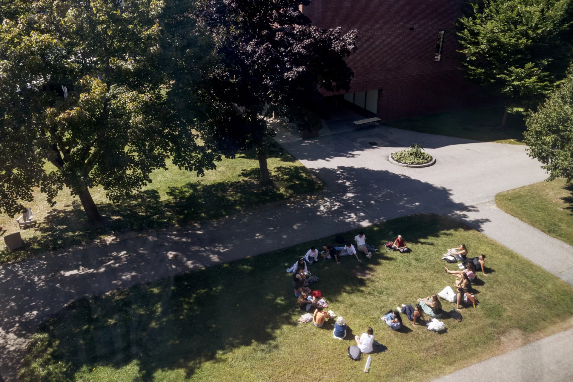 A class is seen outside Roger Williams Hall near the Ladd Library Quad on September 5, 2024.

(Theophil Syslo | Bates College)