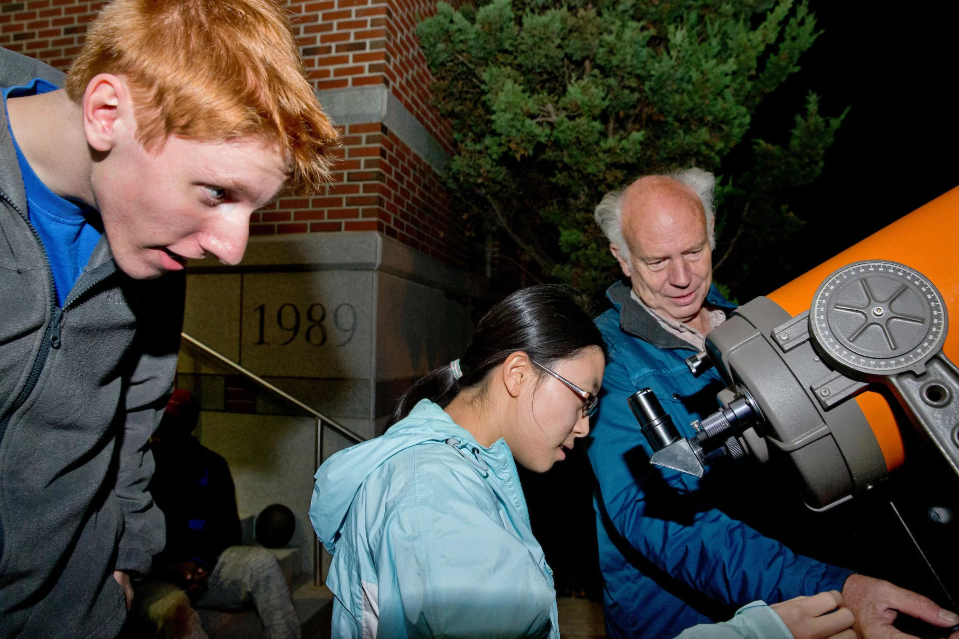 “I just see a blurry stripe.”

“That’s about all there is.”

 – Keila Ching ‘18 of Honolulu, Hawaii, and Gene Clough, lecturer in geology and physics, as Ching joined a group of onlookers on the stairs of Carnegie Science to view the blood moon in eclipse with the help of an 8-inch Celestron Cassegrain telescope. (Phyllis Graber Jensen/Bates College) #batescollege 

Dan Brause '18 and Yinya Huang '17 of Flagstaff, Ariz.